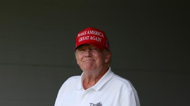 L’ancien président américain Donald Trump regarde depuis un box sur le 18e green lors de la deuxième journée du LIV Golf Invitational - DC au Trump National Golf Club le 27 mai 2023 à Sterling, Virginie.