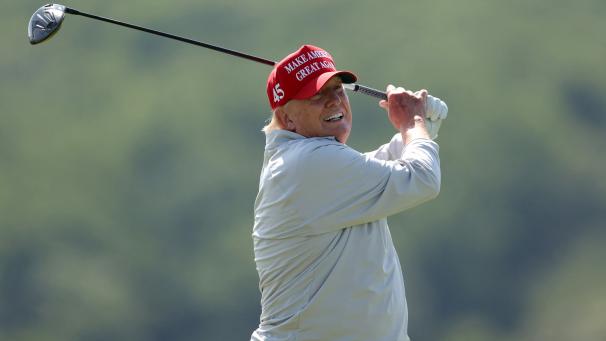 Donald Trump faisait du golf quand il a reçu un coup de fil d’un de ses avocats le prévenant de la nouvelle anxieusement attendue : l’ancien président était inculpé par un grand jury fédéral en Floride.