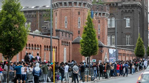 Des demandeurs d’asile devant le Petit château à Bruxelles.