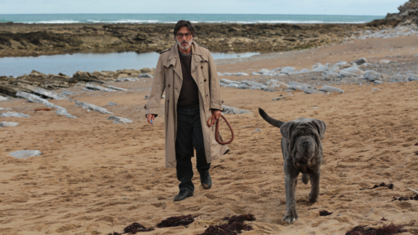 En pleine crise de la cinquantaine, Henri (Yvan Attal) revit grâce à l’arrivée d’un... chien !