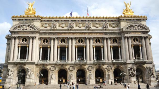 L’Opéra Garnier a été inauguré en 1875 à Paris.