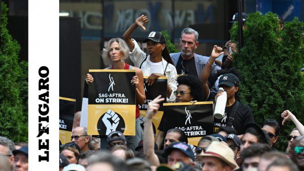 Des membres de la SAG-AFTRA et des sympathisants applaudissent lors d’un rassemblement de grève à Times Square le 25 juillet 2023 à New York.