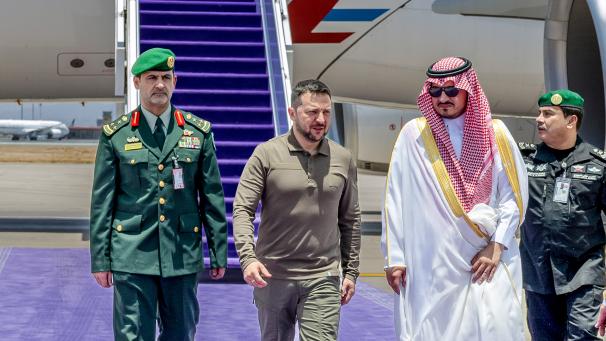 Le président Zelensky s’était déplacé à Djeddah, le 19 mai dernier, ici accueilli à l’aéroport par le vice-émir.