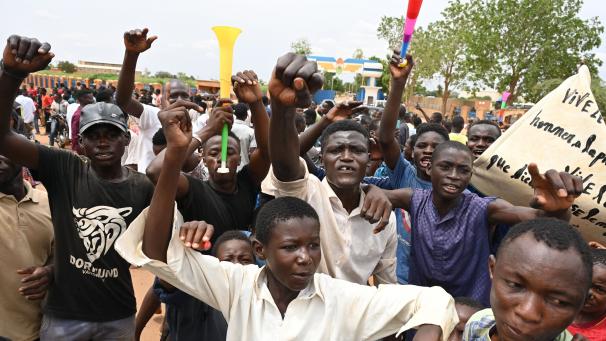 Des supporters des putschistes se sont rassemblés devant la base militaire française à Niamey ce vendredi après-midi.