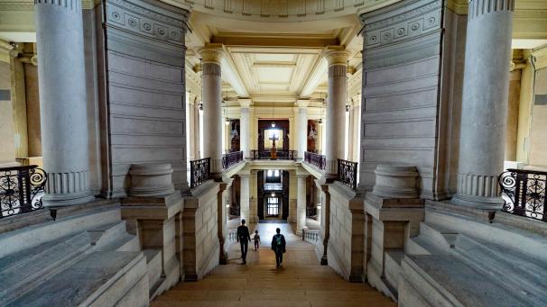 Les touristes sont peut-être les seuls à ne pas délaisser complètement le palais de justice de Bruxelles pendant les vacances judiciaires.