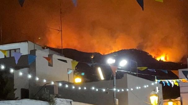 Les flammes et la fumée montent alors qu’un feu de forêt brûle sur l’île de Tenerife, en Espagne, le 16 août 2023.