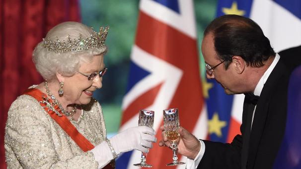 François Hollande fera grand accueil à la Reine en 2014, pour sa dernière visite d’État en France.
