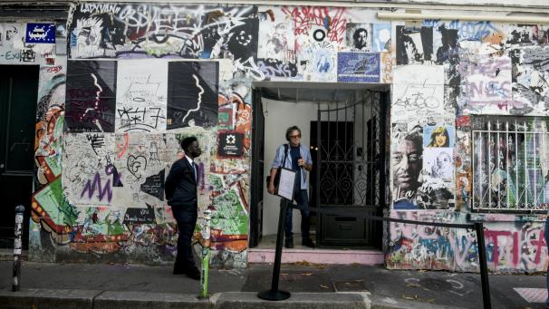 L’extérieur de la maison de Serge Gainsbourg est rempli de petits mots, de photos, d’affiches, de dessins…Iconique.