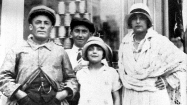 La petite Édith Piaf, 10 ans, photographiée avec son père et sa belle-mère de l’époque.