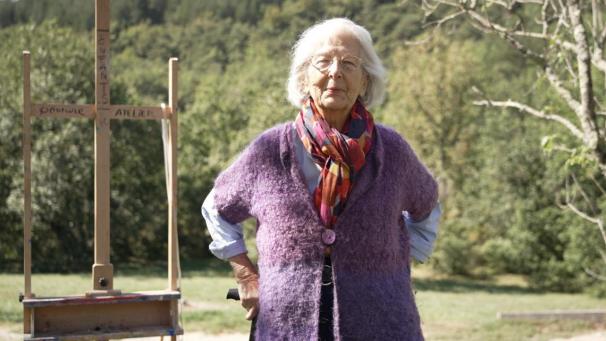 Jacqueline, 102 ans, a retrouvé la joie de vivre grâce à sa passion pour la peinture.