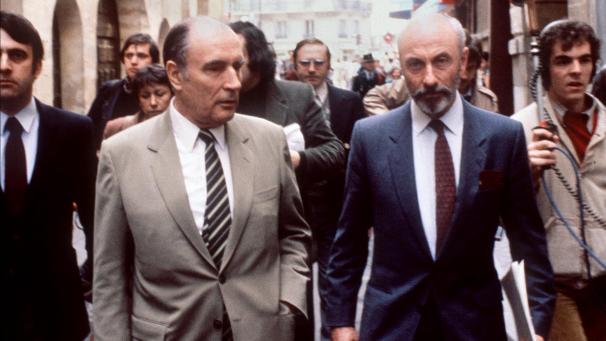 Mai 1981, François de Grossouvre (à dr.) marchant aux côtés de François Mitterrand.