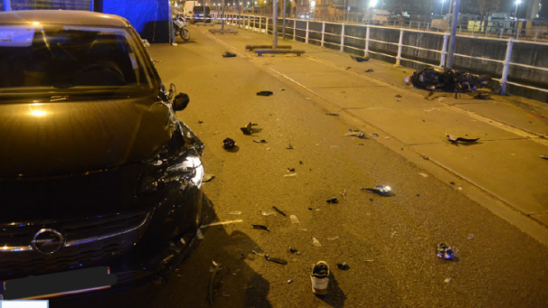 Le 10 avril 2020, une collision violente entre une voiture banalisée de police et un scooter entraînait la mort d’Adil Charrot, Anderlechtois de 19 ans.