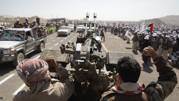 De nouvelles recrues de l’armée populaire des Houthis défilent lors d’une parade dans la province d’Amran, au Yémen, le 20 décembre 2023.