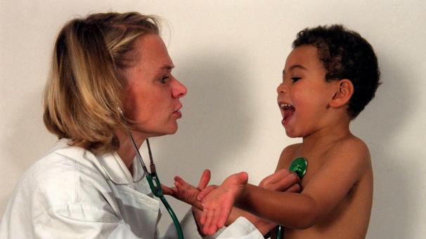 Paris: Enfant chez le pediatre: Toux, Stethoscope.