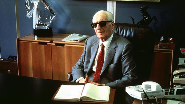 Enzo Ferrari, le «Commendatore», dans son célèbre bureau de l’usine Ferrari de Maranello d’où il dirigeait tout d’une main de fer.