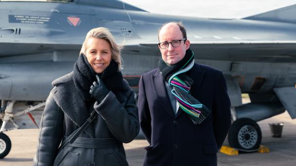 Ludivine Dedonder a visité, la base aérienne de Skrydstrup où se trouve un détachement d’une cinquantaine de militaires du 2e Wing tactique de Florennes pour encadrer les deux F-16 biplaces prêtés par la Belgique. L’ambassadeur de Belgique à Copenhague, Michiel Maertens, était également présent.
