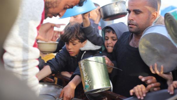 Des Gazaouis en quête de nourriture distribuée par l’aide alimentaire. La lutte pour survivre est quotidienne.