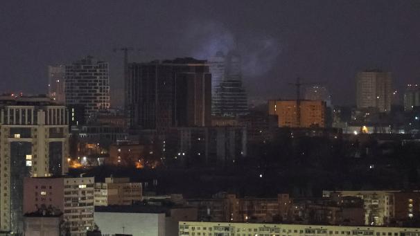 De la fumée émanait de la capitale ukrainienne après une frappe russe ce 24 mars.