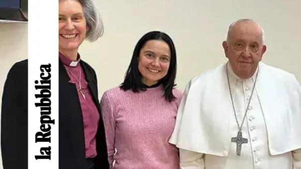 De gauche à droite, Jo Bailey Wells, une femme consacrée et le pape François.