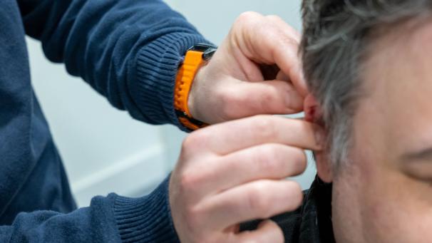 Près d’un demi-million de Belges, pour la plupart des seniors, portent des aides auditives. Un chiffre appelé à croître dans les années à venir.
