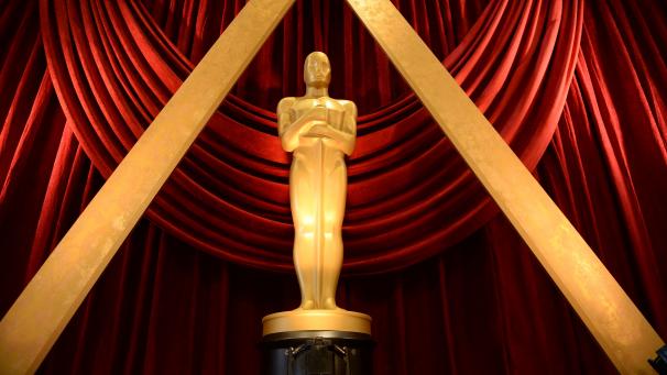 Pour désigner les statuettes qui couronnent des films, l’utilisation du singulier ou du pluriel varie selon les auteurs, de sorte qu’on peut trouver côte à côte : les «Oscars» et les «Oscar».