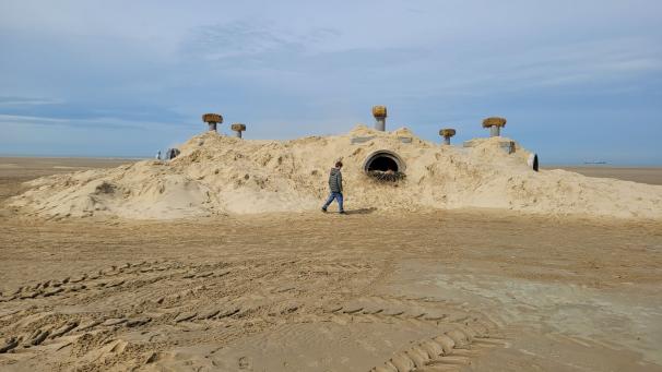 Sur la plage de Zeebrugge, Ivan Morison a créé cet énorme château de sable recouvrant un réseau de cylindres en béton dans lequel le visiteur pourra aller se promener…
