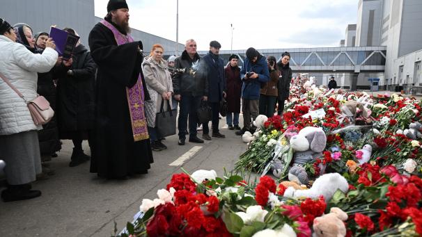 Meurtris par la sanglante attaque du Crocus City Hall, des Russes insistent sur leur union dans la douleur. Mais les opinions sont partagées quant à la version des faits du Kremlin semblant accuser l’Ukraine.