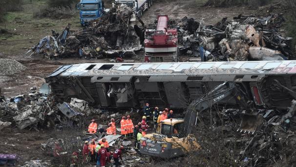 Le 28 février 2023, une collision entre deux trains s’était produite à Tempé, près de Larissa. 57 voyageurs, essentiellement des jeunes, décéderont dans cet accident.