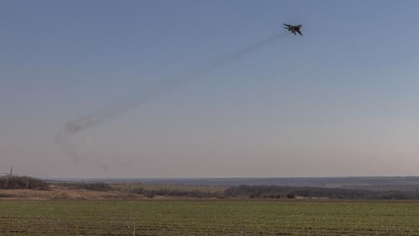 Un avion de combat bimoteur ukrainien Mikoyan MiG-29 survole la région de Donetsk, le 28 mars 2024, dans le contexte de l’invasion russe de l’Ukraine. Image prétexte.