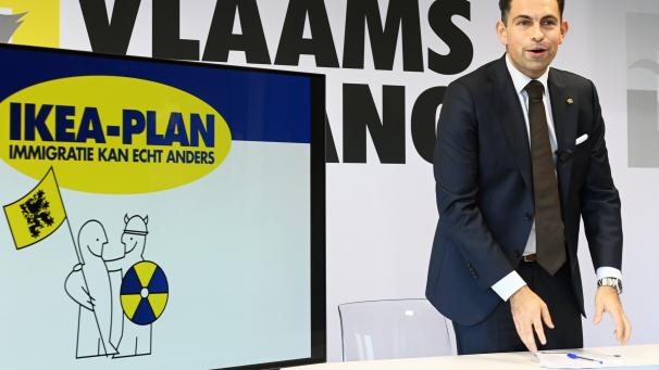 La politisation de la question migratoire en Flandre coïncide avec la popularité du Vlaams Belang et de son président de parti Tom Van Grieken.