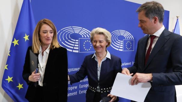 Roberta Metsola, Ursula von der Leyen et Alexander De Croo se sont réjouis de l’adoption par le Parlement européen du pacte sur l’asile et la migration.