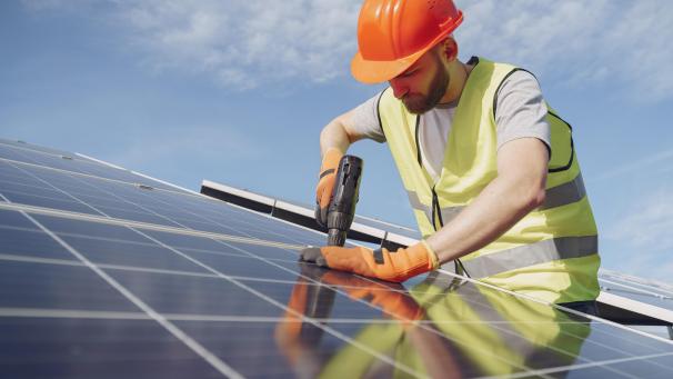Selon la Commission européenne, en 2023, sur les 56 GW de nouvelles capacités solaires installées dans l’Union européenne, 97 % étaient constituées de panneaux chinois.