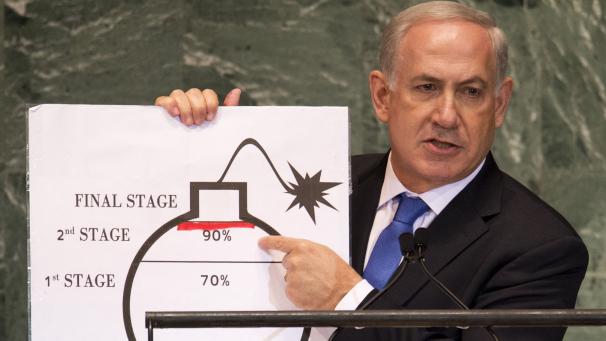 En octobre 2012, lors de son discours à la session annuelle de l’Assemblée générale des Nations unies, Netanyahou brandissait de manière spectaculaire un grand dessin figurant les progrès iraniens vers l’arme atomique sous la forme d’une bombe à la mèche allumée.