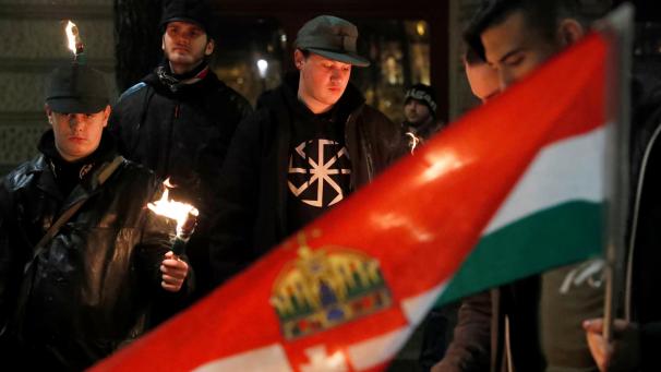 Face à des rassemblements qui célèbrent des idéologies d’extrême droite, que ce soit en Hongrie (photo) ou ailleurs en Europe, la vigilance et la mobilisation des défenseurs de la démocratie est essentielle.