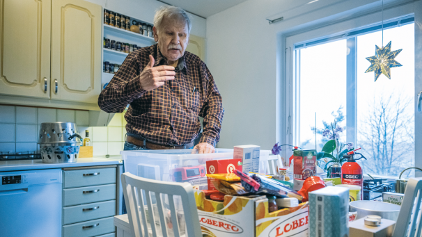 Harry Sepp, un expert de la survie suédois, montre une partie de ses réserves de vivres ou ses extincteurs. Il dispose aussi d’une trousse à pharmacie bien garnie ou d’un filtre d’eau portable.