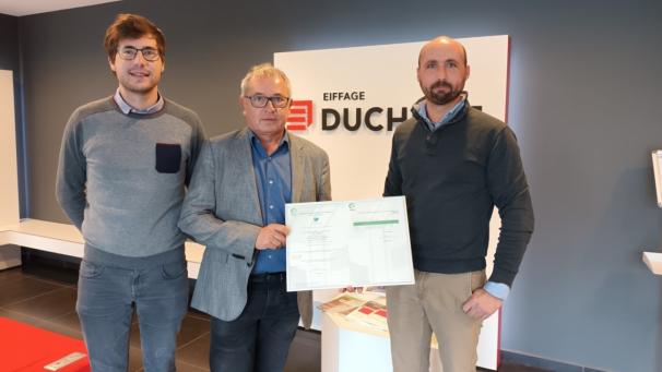 Le 8 août 2022, Duchêne obtenait le certificat de niveau 3 sur l’échelle de performance CO2. Une première à l’époque en Wallonie. Au centre, Philippe Goblet, l’administrateur-délégué. A sa gauche, Brice Duchêne, le responsable environnement et développement durable.