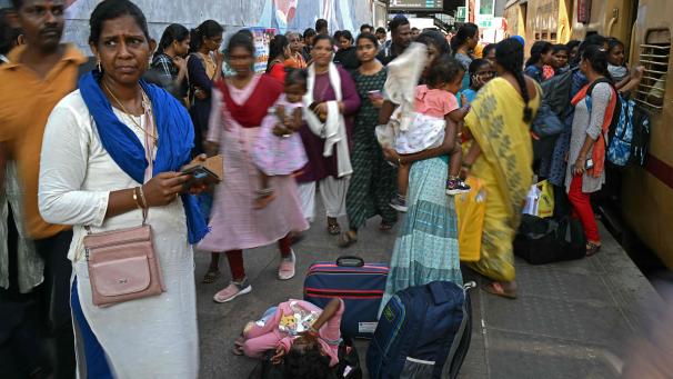 Des personnes attendent de monter dans le train pour se rendre dans leur ville d’origine à la veille de la première phase des élections générales du pays, dans une gare de Chennai.