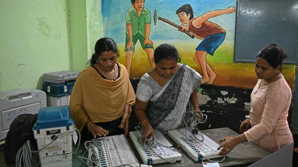 Des fonctionnaires travaillent sur des machines à voter électroniques (EVM) à la veille de la première phase des élections générales du pays.