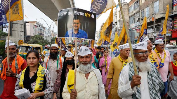 Des partisans du parti Aam Aadmi (AAP) participent à un rassemblement avant les élections générales du pays, à New Delhi, en Inde.