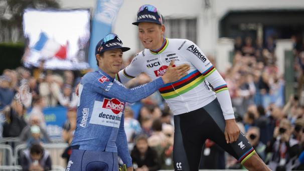 Jasper Philipsen accompagne Mathieu van der Poel sur le podium de Paris-Roubaix.