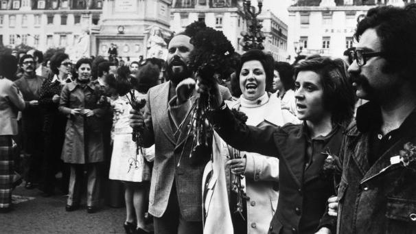Le 25 avril 1974, dans les rues de Lisbonne, la foule, spontanément, offre des fleurs de saison aux soldats : en une journée, la révolution des œillets a fait basculer le Portugal.