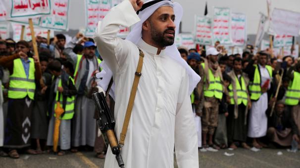 Ali Hashim, militant saoudien, porte un fusil lors d’un rassemblement organisé par des manifestants, principalement des partisans houthis, pour soutenir les Palestiniens de la bande de Gaza.