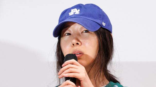 Min Hee-jin lors de sa conférence de presse