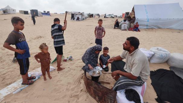 Les tentes se sont transformées en serre ces derniers jours, alors qu’une vague de chaleur inhabituelle a frappé la bande de Gaza, le mercure affichant 40°C les 25 et 26 avril.