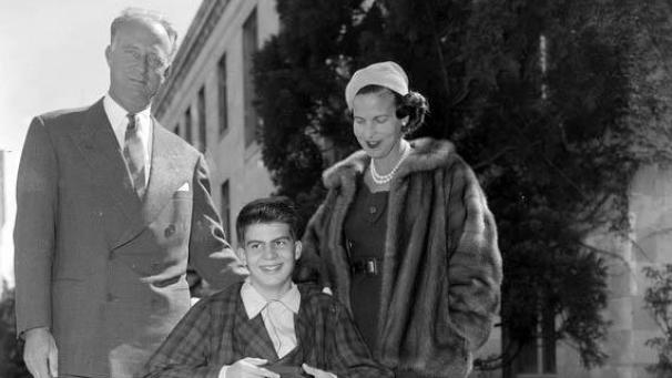 Quelques jours après l’intervention, le prince Alexandre, encore faible, photographié dans un fauteuil roulant en compagnie de ses parents, le roi Léopold et la princesse Lilian.