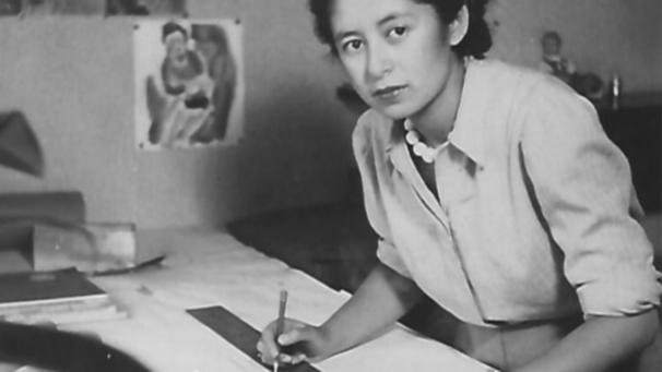 Simone Guillissen-Hoa à sa table de travail en 1946.