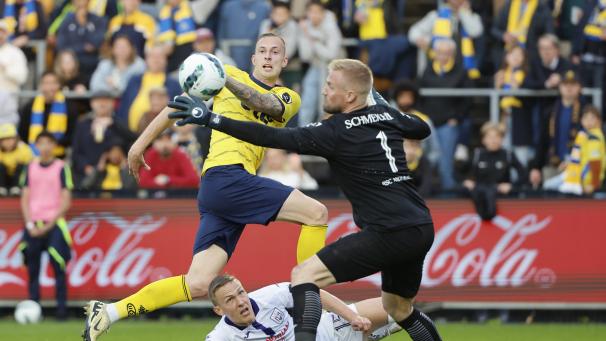 L’attaquant suédois Gustaf Nilsson avait la balle de match au bout des pieds à la 86e minute. Mais manquant de jugeote, il s’est finalement heurté à Kasper Schmeichel. 