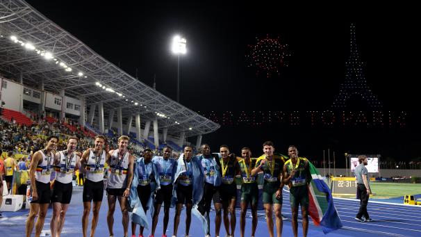 Les Tornados (Sacoor, Vanderbemden, D. Borlée et Doom) posent avec leur médaille de bronze aux côtés des Botswanais et des Sud-Africains, respectivement premiers et deuxièmes dans le 4 x 400 m hommes.