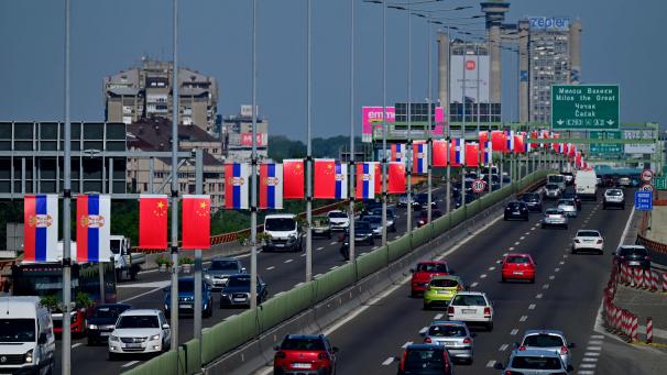 Les drapeaux chinois et serbes se font face le long de la grande route de Belgrade à la veille de la visite du président chinois.