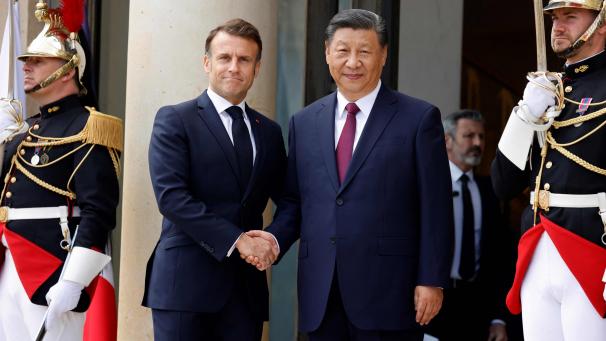 Emmanuel Macron a accueilli lundi à l’Elysée Xi Jinping pour une visite d’Etat de deux jours en France.